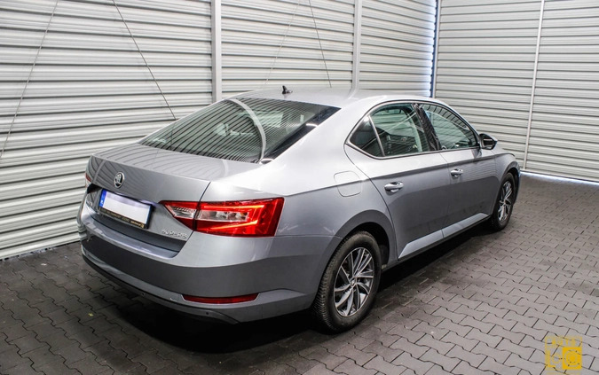 Skoda Superb cena 48888 przebieg: 293000, rok produkcji 2018 z Prochowice małe 379